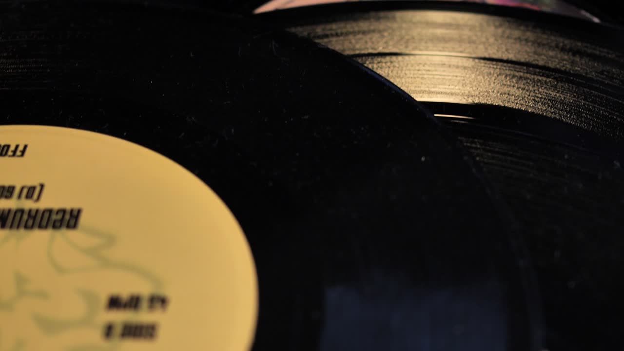 먼지가 많은 오래된 빈티지 비닐 레코드 조각