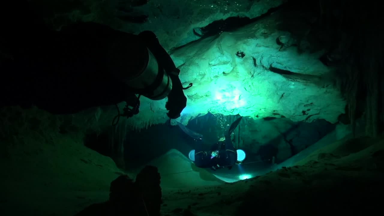 los buceadores de cuevas siguen la línea