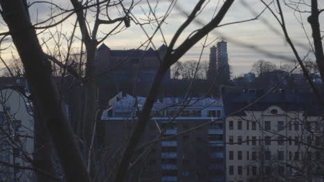 horizonte de paisaje urbano de invierno sobre estocolmo, puesta de sol, vasastan, norra tornen