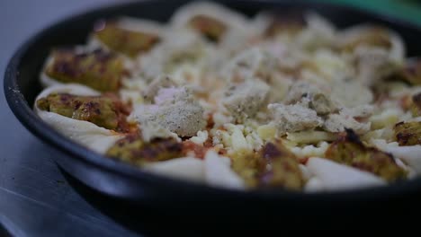 plato de pizza cruda en la mesa para hornear en el horno