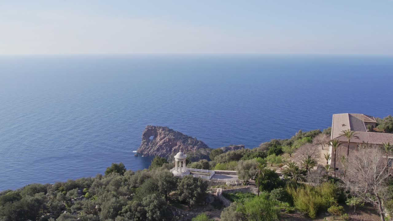 vista panorámica del mirador de sa foradada durante el día en la isla de mallorca, desde el aire