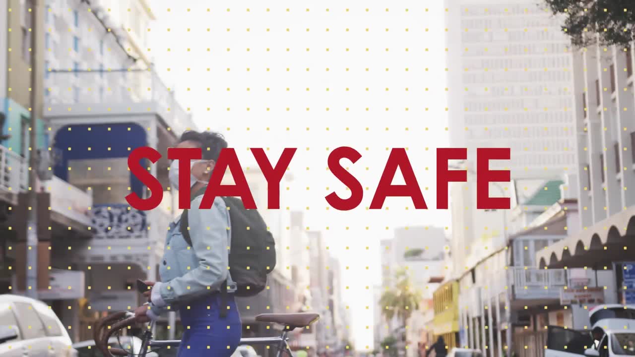 길거리를  ⁇ 고 있는 얼굴 마스크를 쓰고 있는 아시아 여성에 대한 사회적 거리두기 메시지의 애니메이션