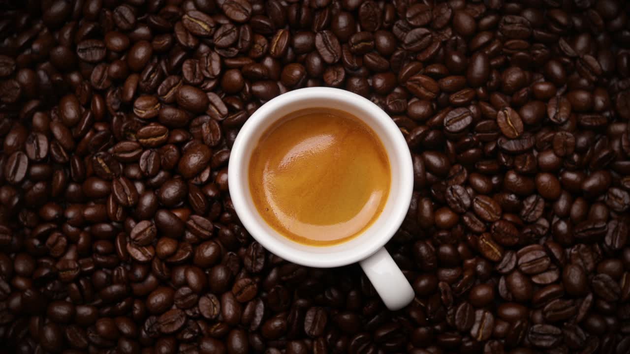 espresso con granos de café en el fondo (en bucle)