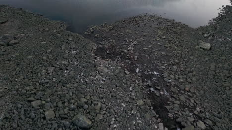 Antena-De-Un-Lago-Grandioso-Revelador-En-Las-Montañas,-Picos-Cubiertos-De-Nieve,-Ubicación-De-Captura-Noruega,-Concepto-De-Naturaleza-Intacta,-4k