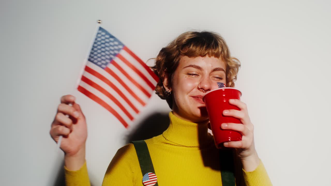 mujer celebrando las elecciones estadounidenses