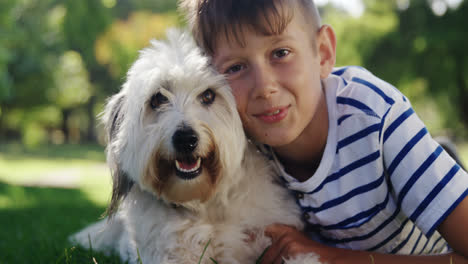 Mädchen-Spielt-Mit-Ihrem-Hund-Im-Park