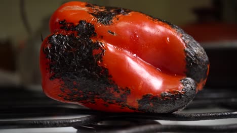 pimiento rojo a la parrilla directamente en el quemador de la estufa de gas