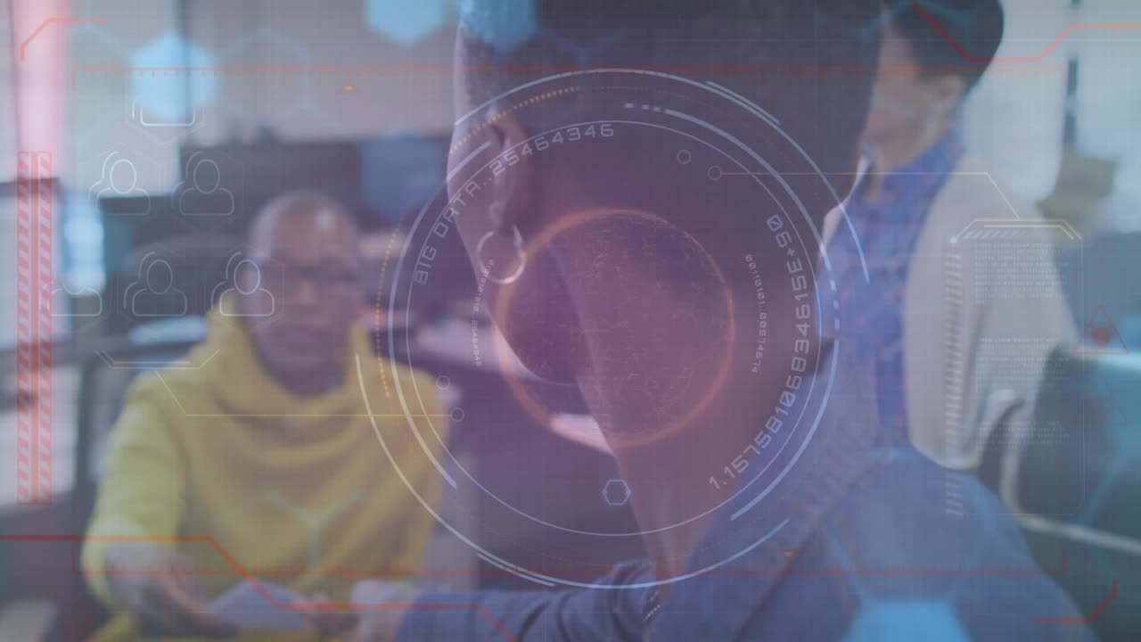 Animation de scanner rond sur une graphiste afro-américaine donnant un document au bureau