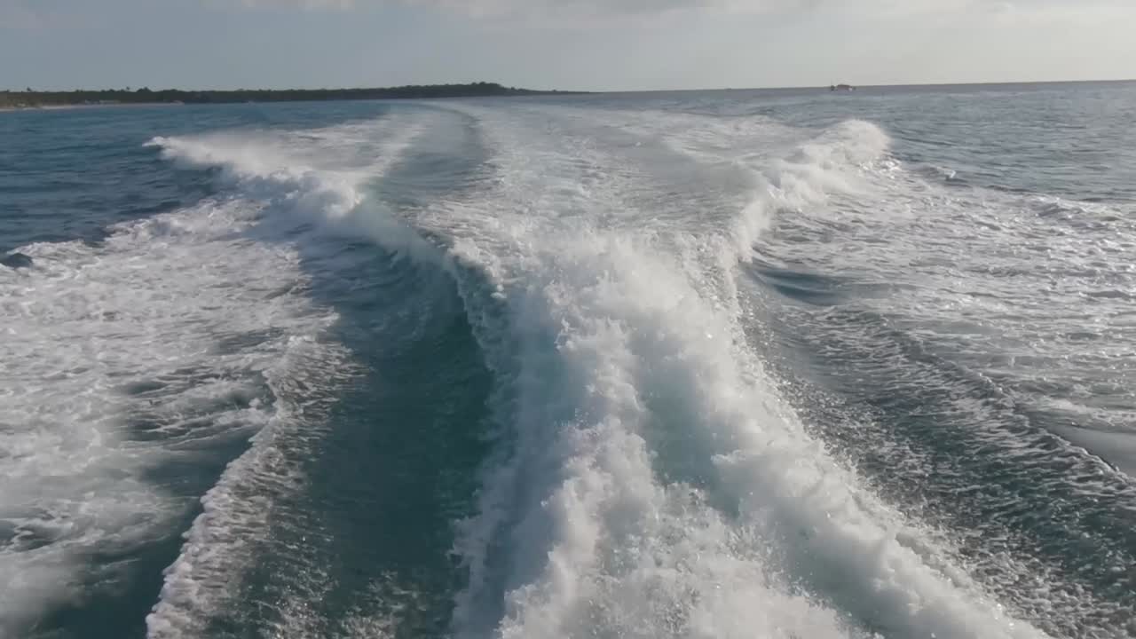 vista trasera. agua del océano. azul profundo