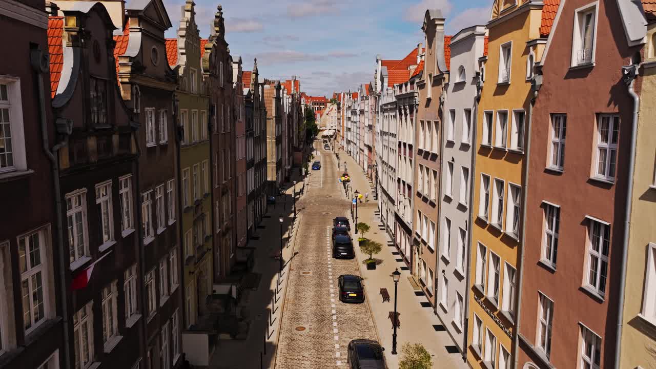 Kinoreife Luftaufnahme, die ein restauriertes historisches Viertel in Polen zeigt