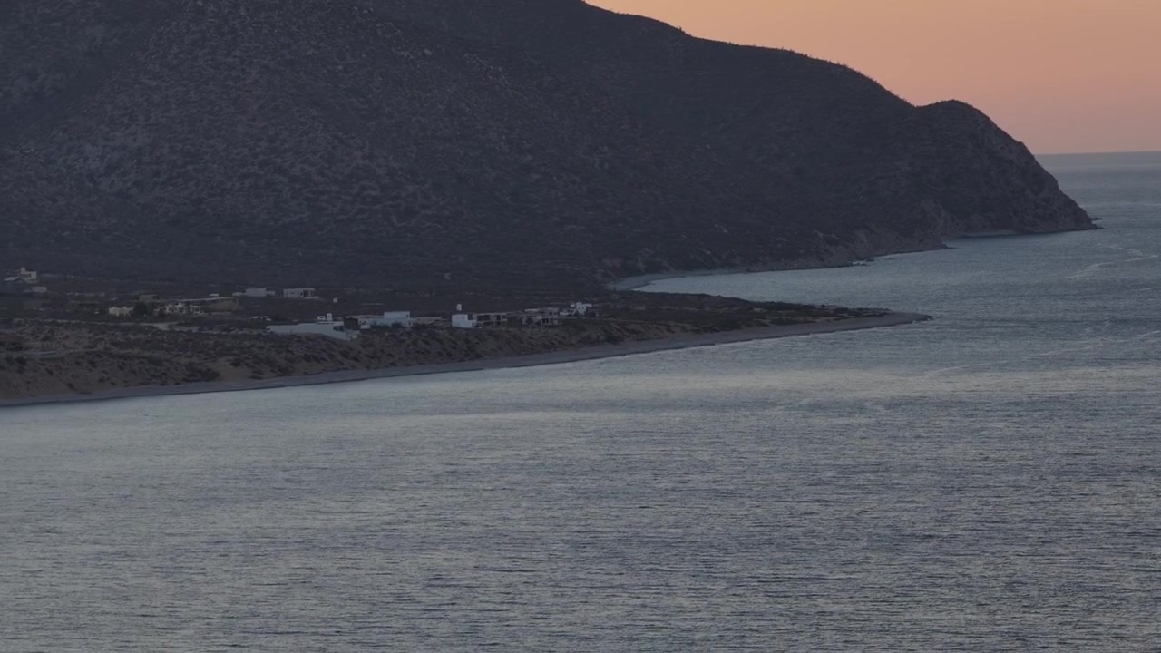 Luftfoto af kystbyen El Sargento og bjerge i skumringen, Baja California Sur, Mexico