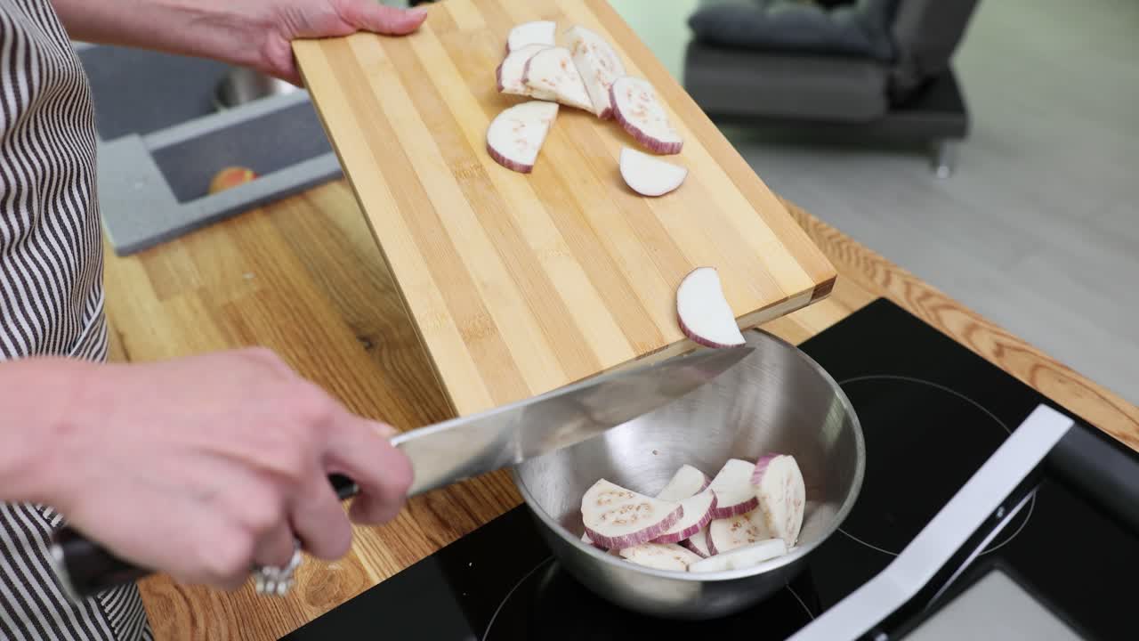 Preparing sliced eggplant