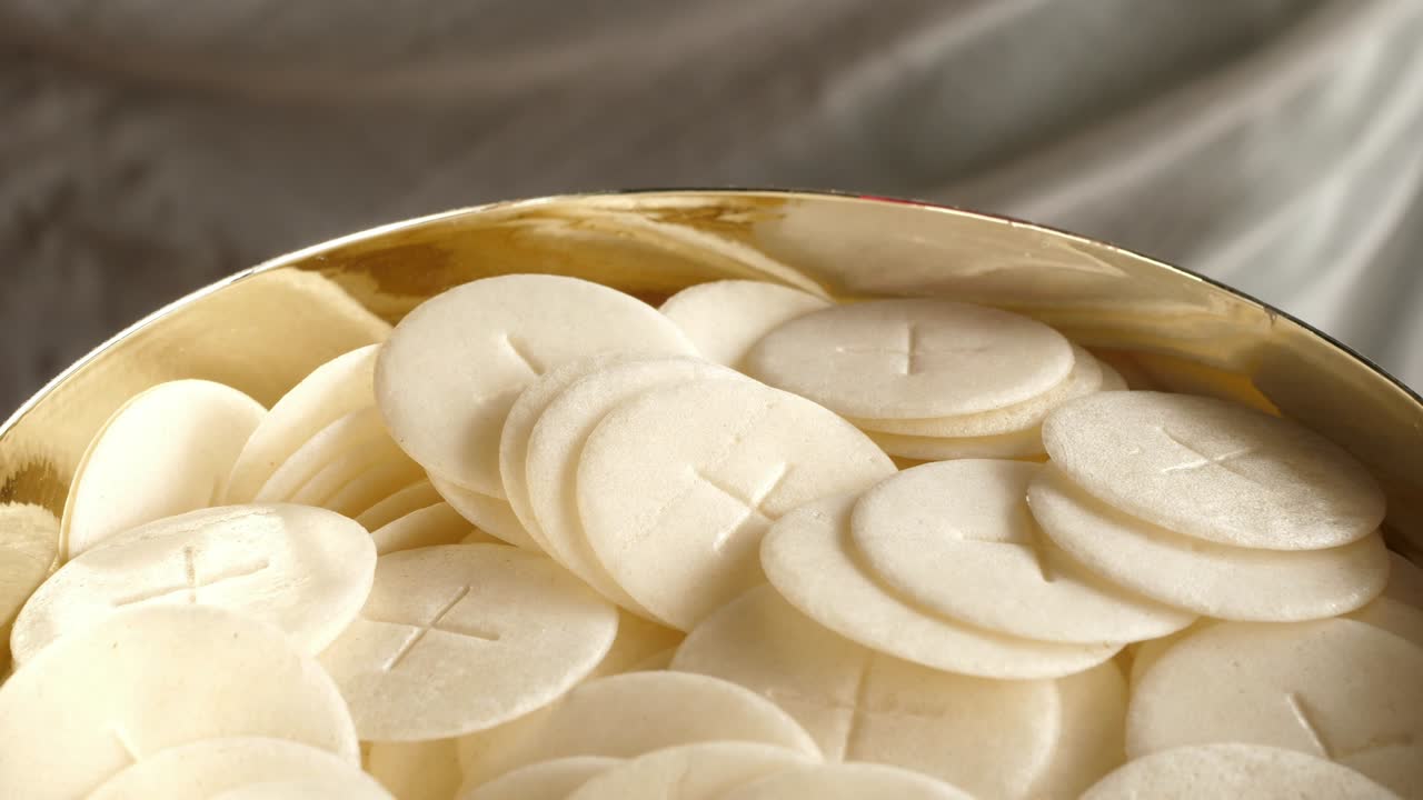 회전하는 교제 호스트로 가득 찬 잔 잔