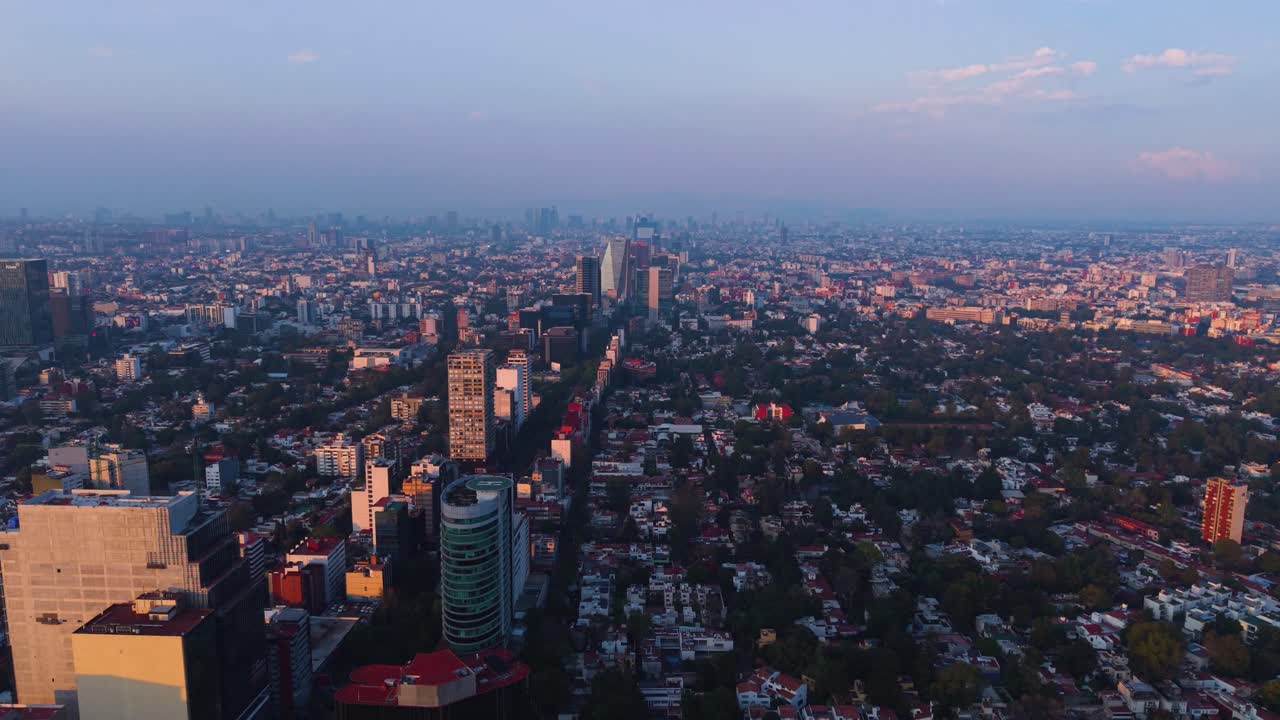 Meksika City, Avenida Insurgentes üzerinde gün batımı drone çekim görüntüsü