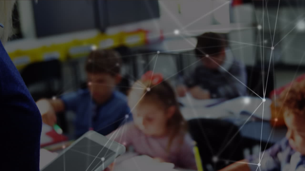 animación de una red de conexiones entre maestros y escolares felices y diversos