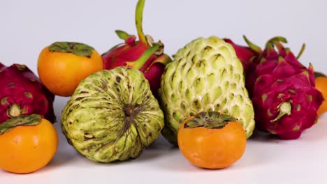 frutas variadas dispuestas en una exhibición vibrante