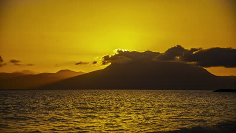 Lapso-De-Tiempo-Nubes-Pasan-Amanecer-Montaña-Playa-Orilla-Horizonte-Dorado-Sol-Sube