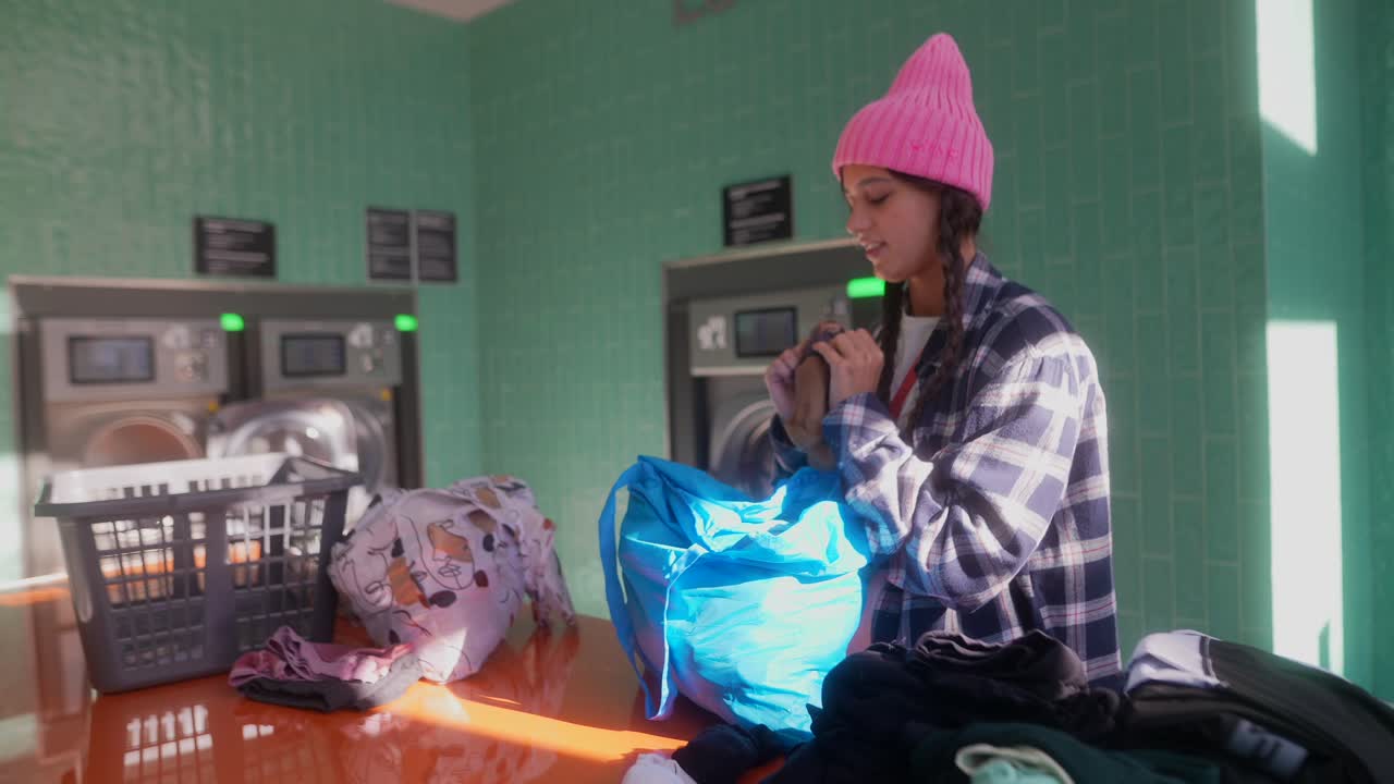 세탁소 에서 세탁 을 하는 여자