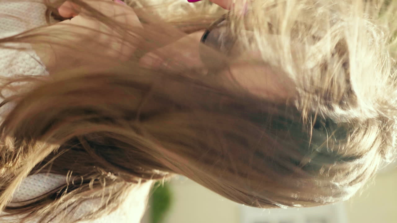 mujer feliz al aire libre