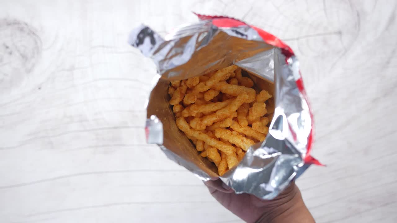 bolsa abierta de bocadillos picantes