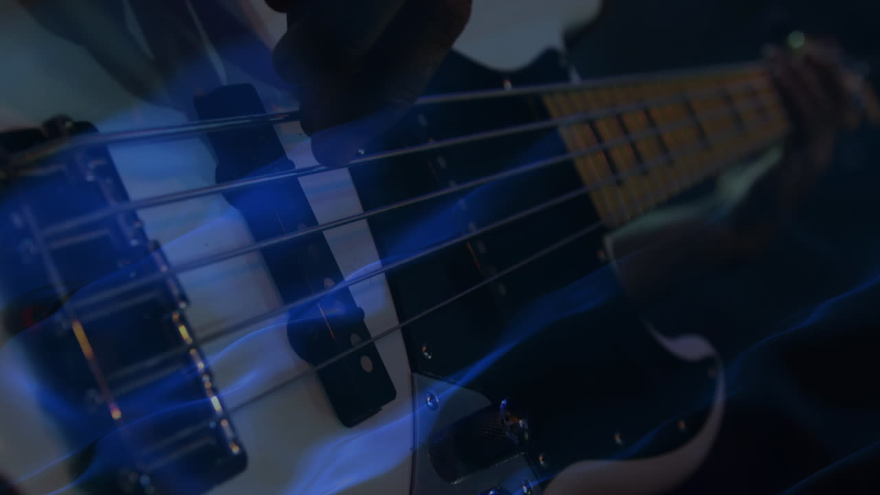 ondas brillantes azules moviéndose contra el hombre tocando la guitarra