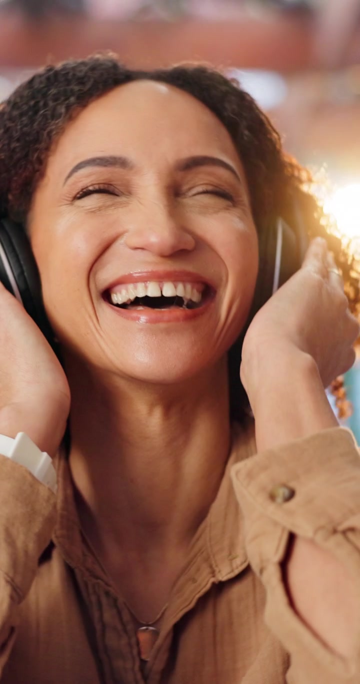 Donna felice che ascolta musica con le cuffie