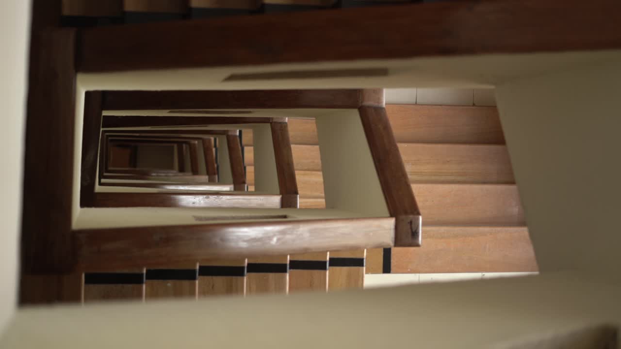 escalera circules espiral vista superior sombra pasando hacia abajo