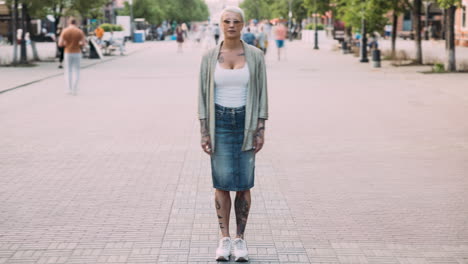 mujer elegante en una calle de la ciudad