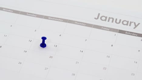 primer plano del pasador de empuje azul