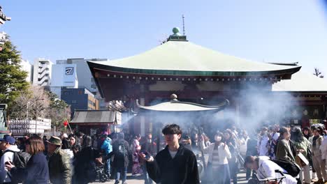 multitud experimentando un ritual tradicional de humo