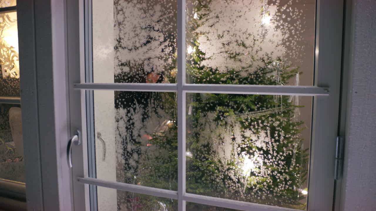 difundiendo la alegría navideña: la decoración festiva del hogar de una mujer antes de navidad