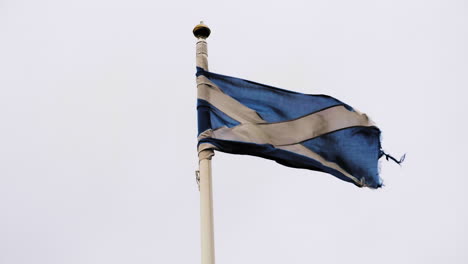 Zerlumpte-Nationalflagge-Schottlands-Im-Wind