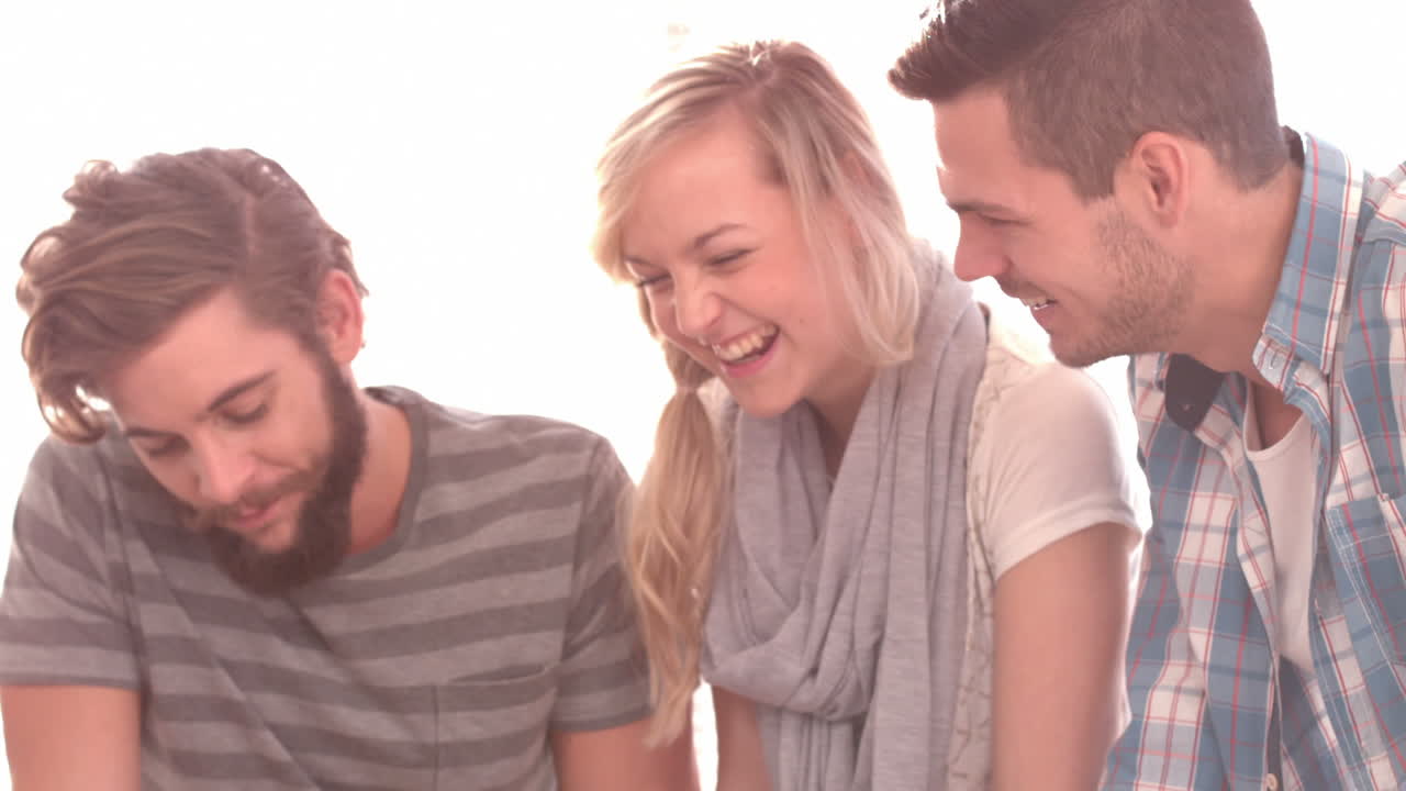 креативная бизнес-команда смотрит на ноутбук и заметки