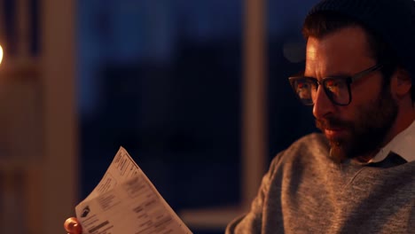 ejecutivo de negocios tenso mirando facturas