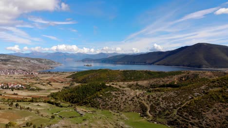 See-Von-Prespa-Inmitten-Einer-Wunderschönen-Berglandschaft-Am-Bewölkten-Herbsttag