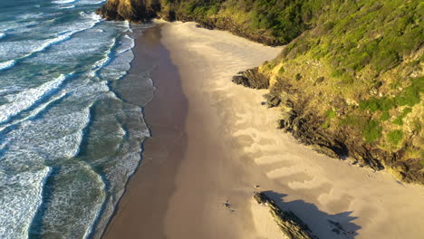 Breite-Drohnenaufnahme-Des-Strandes-Mit-Gebrochenem-Kopf-In-Der-Nähe-Von-Byron-Bay