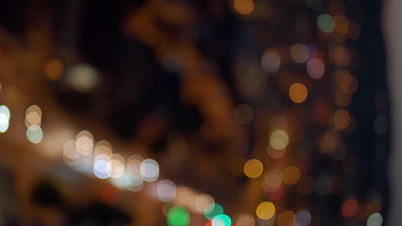 luces borrosas de la ciudad nocturna