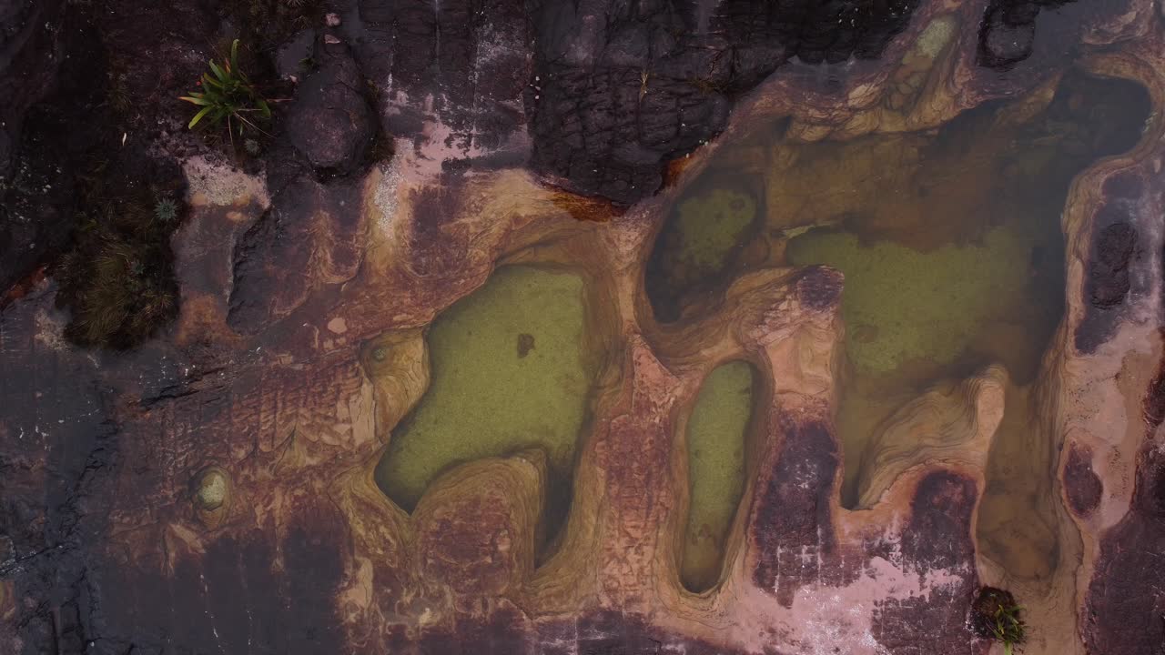 vista aérea de arriba hacia abajo de los jacuzzis naturales termales en los alrededores de tepui roraima