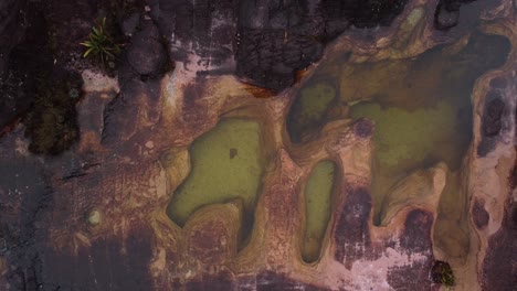 Luftaufnahme-Von-Oben-Nach-Unten-Auf-Natürliche-Thermal-Whirlpools-In-Der-Umgebung-Von-Tepui-Roraima