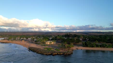 Paisaje-Tropical-Con-Playa-Idílica-En-La-Isla-De-Oahu,-Hawaii---Disparo-De-Drone