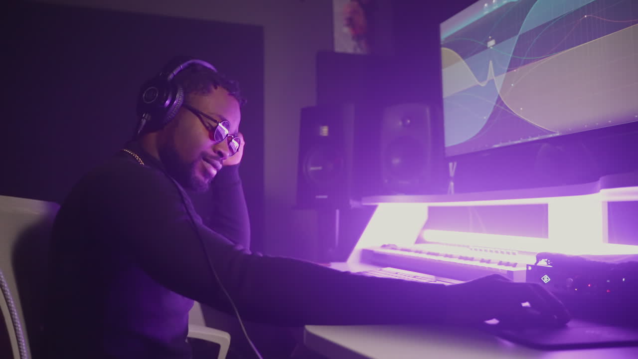 productor de música en el estudio de grabación