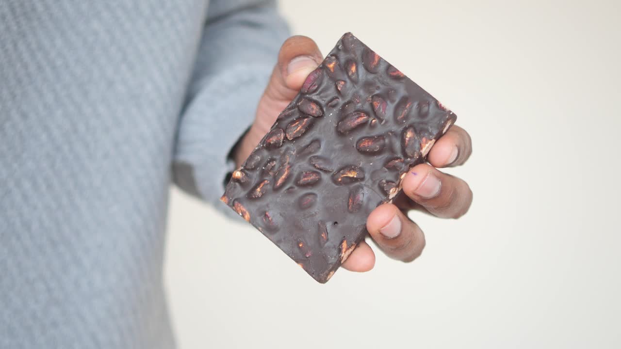 초콜릿 바 를 들고 있는 사람