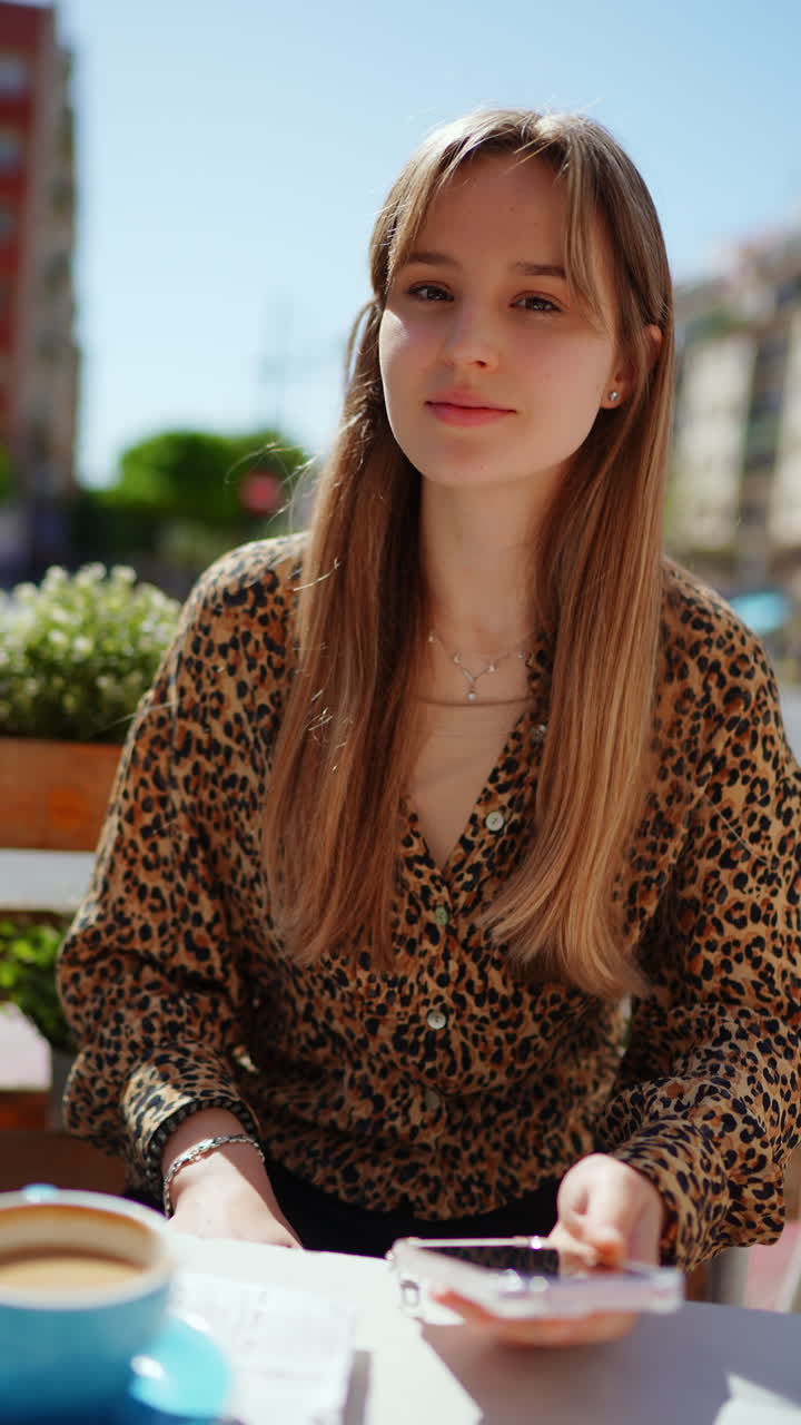 젊은 여성이 야외에서 커피를 즐기고 있습니다.