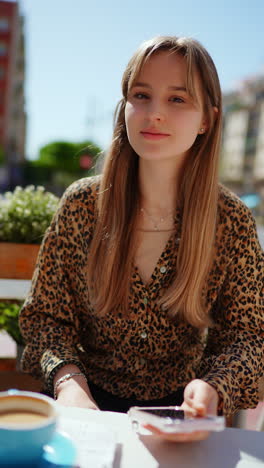 mujer joven disfrutando de café al aire libre