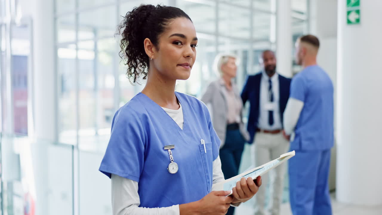 enfermera sonriente en el hospital