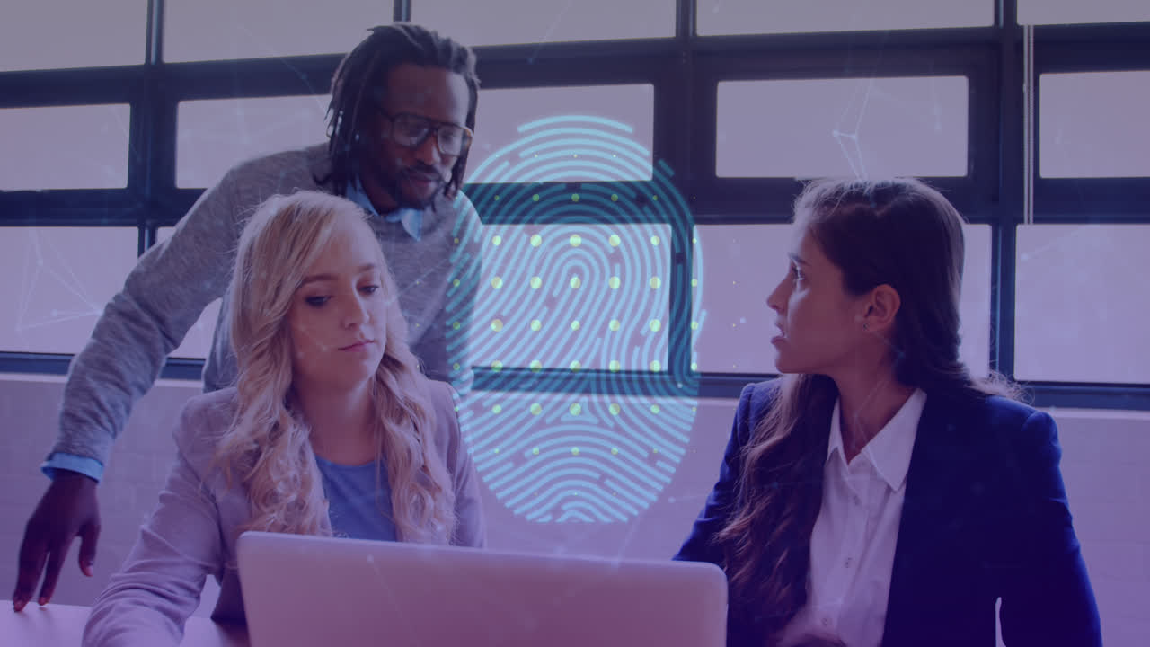 animación de conexiones y huellas dactilares sobre diversas mujeres y hombres compañeros de trabajo en la oficina