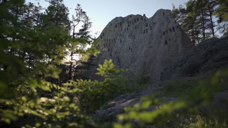 Vista-Desde-Abajo-De-Un-Histórico-De-Importancia-Religiosa-Conocido-Como-La-Roca-Del-águila-O-Localmente-Llamado-Orlovi-Skali-Que-Se-Encuentra-En-La-Montaña-Ródope-En-Bulgaria