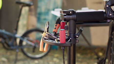 herramientas dispuestas en el puesto de reparación de bicicletas