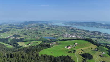 Hermosa-Vista-Aérea-Del-Lago-De-Zúrich-Y-El-Exuberante-Paisaje-Verde-En-Un-Día-Claro