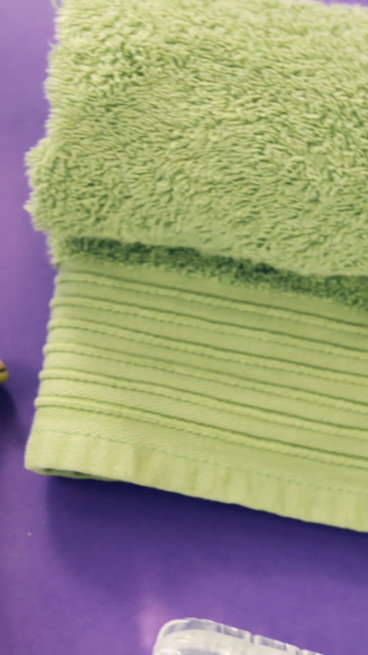 바나나,  ⁇ 킨, 피트니스 밴드, 덤벨, 물병, 지퍼